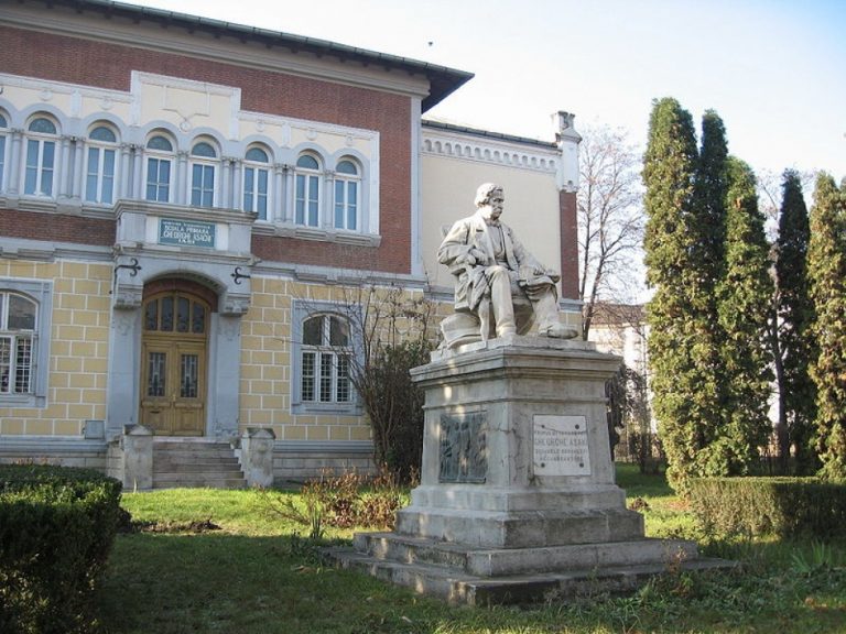 Legenda „statuii uşărnice” din centrul Iaşiului. Află ce ascunde sub soclu