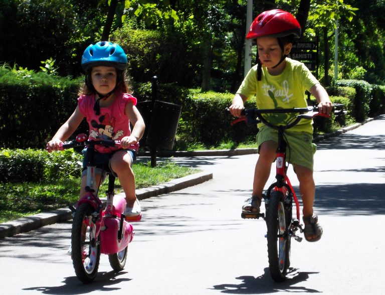 Zâmbești, dăruiești! Concurs de biciclete pentru copii