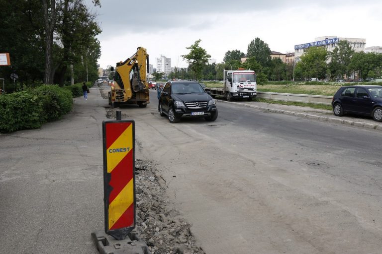 Recomandăm tuturor șoferilor să evite această zonă a Iașiului. Se lucrează la modernizarea unui tronson de drum