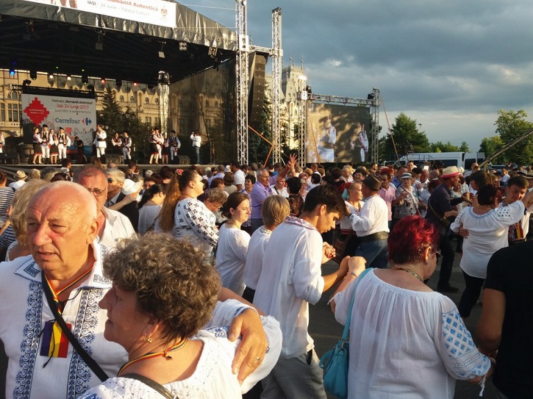 De la ieșeni la ieșeni, din mână în mână, cu fiecare zâmbet în parte… Mulțumim!