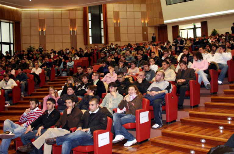 De lăudat! Studenţii şi-au donat cursurile vechi contra energizante