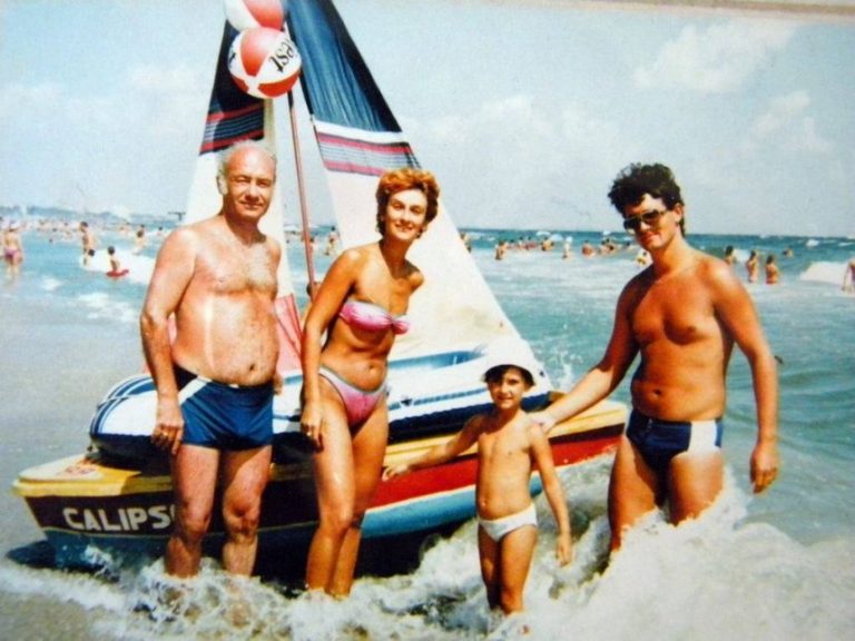 Special pentru nostalgici! „Aici, Radio Vacanţa”, staţia de care orice copil al anilor ’80 -’90 îşi aduce aminte: „Aveam şi opt micuţi pierduţi zilnic pe întreg litoralul. Cumpărasem jucării şi dulciuri”