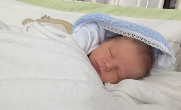 „Numele meu este Laura, am născut natural, într-o maternitate din București. M-au lăsat să îl alăptez de trei ori de pe 27 și până pe 29 după-amiază, când mi l-au adus în salon. Știam că face antibiotic. Dar nu mi se spunea de ce. Abia după ce am băgat…”