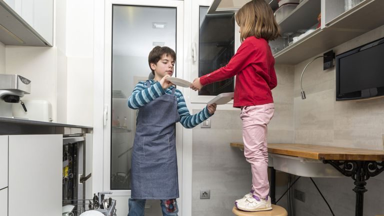 Copiilor le era frică de mama lor. Abia când au crescut, una din fete i-a spus de ce