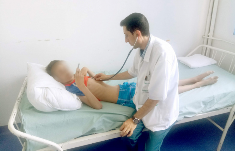 Un copil se stinge în spital. Tânărul așteaptă o șansă la viață, însă mama refuză operația