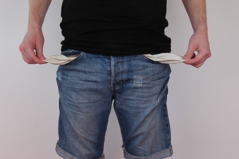 Pensionarii din Iași au devenit ținte sigure pentru țepari și hoți. Nea Ioan: „Mi-au pus în față o bancnotă de 500 de lei”