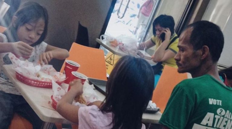 Și-a dus copiii la restaurant, dar pentru el nu a comandat nimic. Ce s-a întâmplat după ce pozele au ajuns pe internet