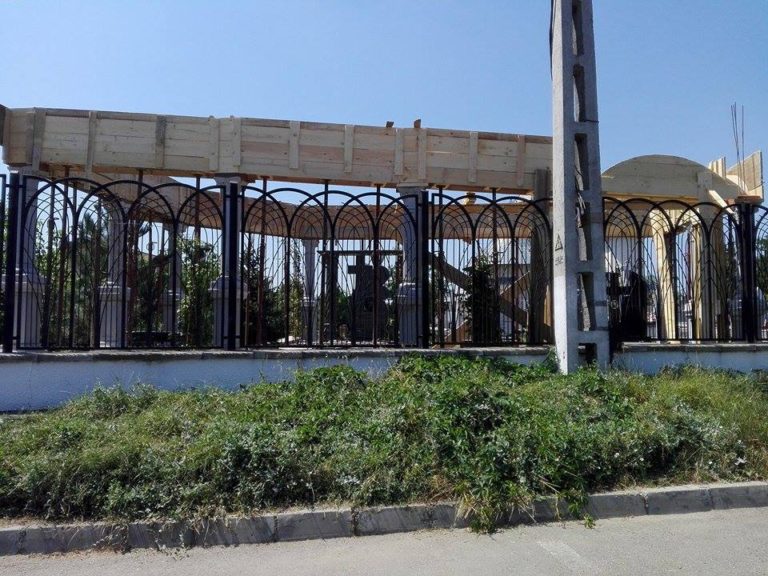 Ultima „FIŢĂ” în materie de “accesorii funerare” : TEMPLUL cu coloane în stil grecesc