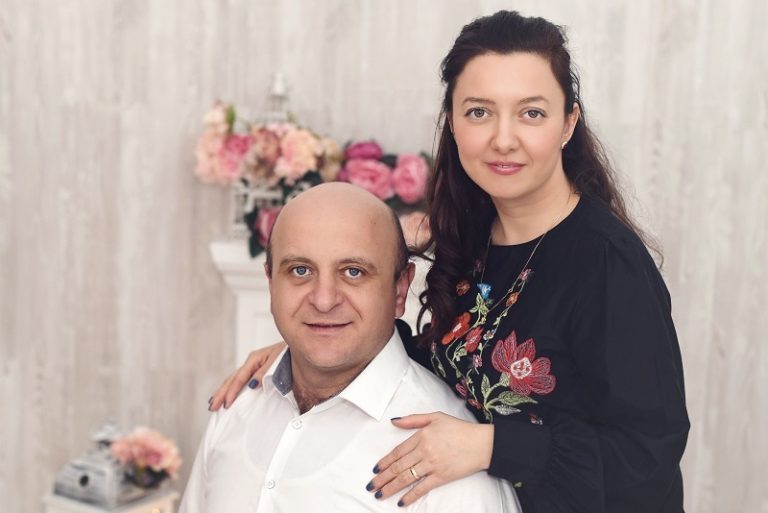 Cum faci bani din YouTube. Doi tineri ieșeni încasează 2,2 milioane lei pe an cu un canal de muzică pentru copii