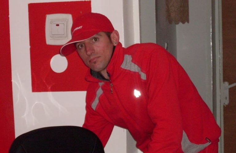 Acest iesean detine o casa unica in lume! Iata cum arata locuinta barbatului care traieste la doar cativa kilometri de Iasi! Oamenii se opresc sa faca poze…