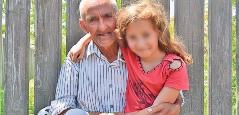 Tata Gheorghe, un străbunic de poveste care îşi creşte strănepoata abandonată