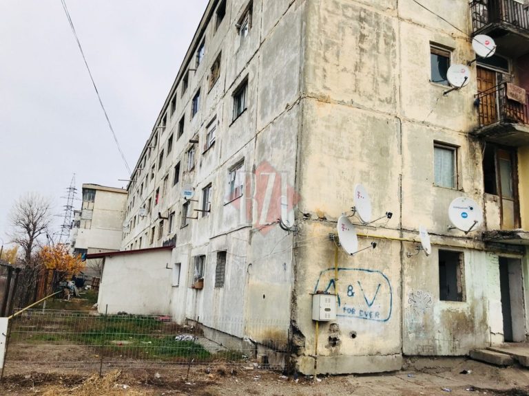 O fetita de 3 ani a spart un geam cu ciocanul si a cazut de la etajul 3!