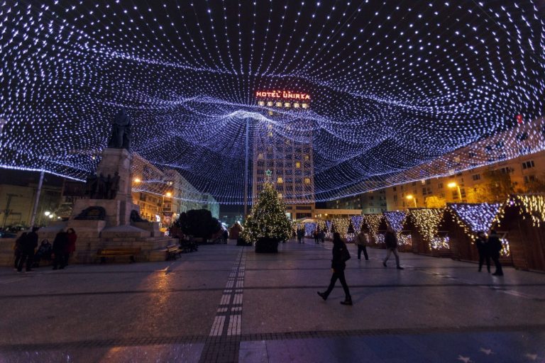 FOTO + VIDEO. Final spectaculos de 1 Decembrie, la Iași. Iluminatul festiv și torțele militarilor au încheiat emoționant Ziua Națională