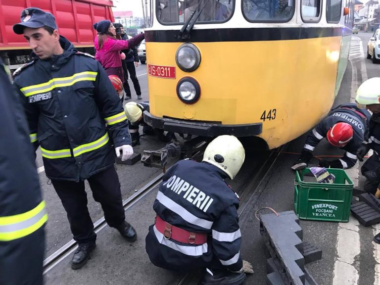 Tânăr prins sub tramvai în zona Podul de Piatră – FOTO