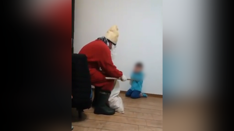 Copil terorizat si batut cu un bat de iubitul mamei sale, imbracat in Mos Nicolae. Unchi: La noi, asa-i obiceiu’