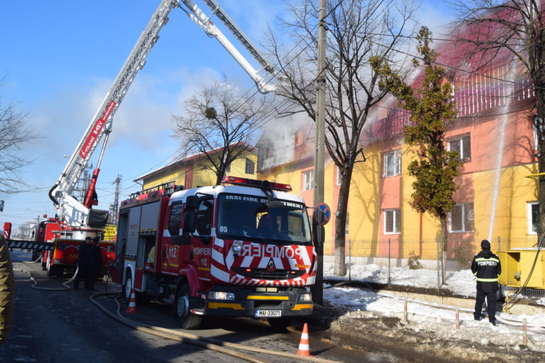 FOTO/ VIDEO Incendiu pe C.A. Rosetti, la doar câțiva metri de PECO. 43 de persoane evacuate