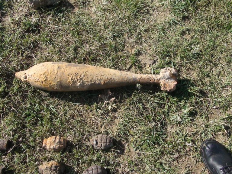 BOMBA gasita pe strada Bucium