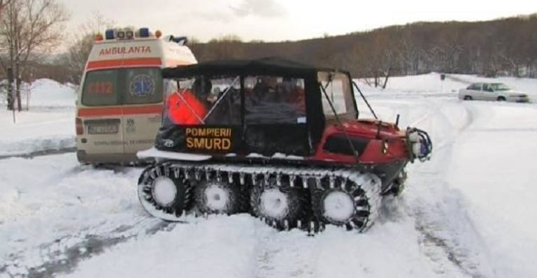 Intervenție dificilă pentru Ambulanță, la Iași. O bătrână a fost salvată cu o șenilată ISU