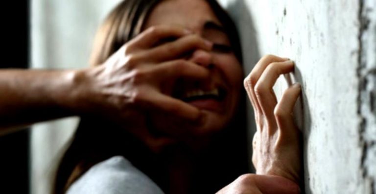 Adolescentă de 16 ani, violată de un om al străzii